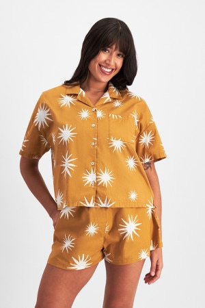 Leah (She/Her) wears size Large and is 185cm tall