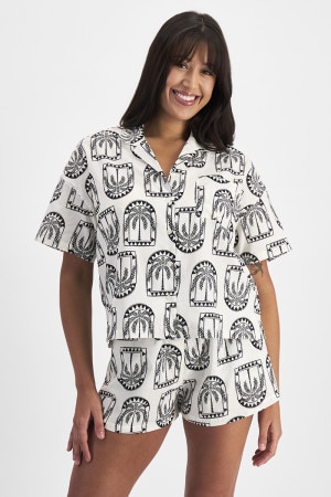 Leah (She/Her) wears size Large and is 185cm tall