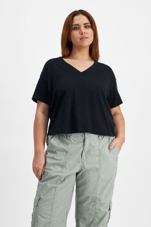 Bella (She/Her) wears size Large is 173cm tall with 95cm bust 77cm waist and 106cm hip.