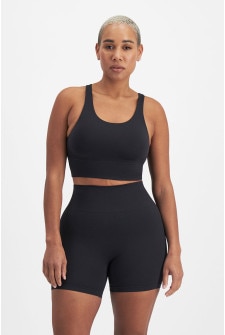 Jasmin (She/Her) wears size Large and is 172cm tall with 101cm chest and 82cm waist