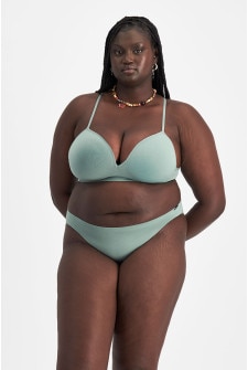 Nyapal (She/Her) wears size 20 and is 182cm tall with 121cm chest and 111cm waist