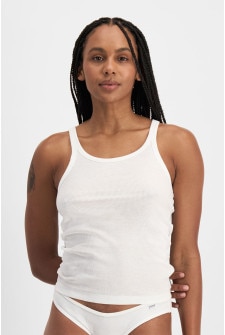 Jasmin (She/Her) wears size 14 and is 172cm tall with 101cm chest and 82cm waist
